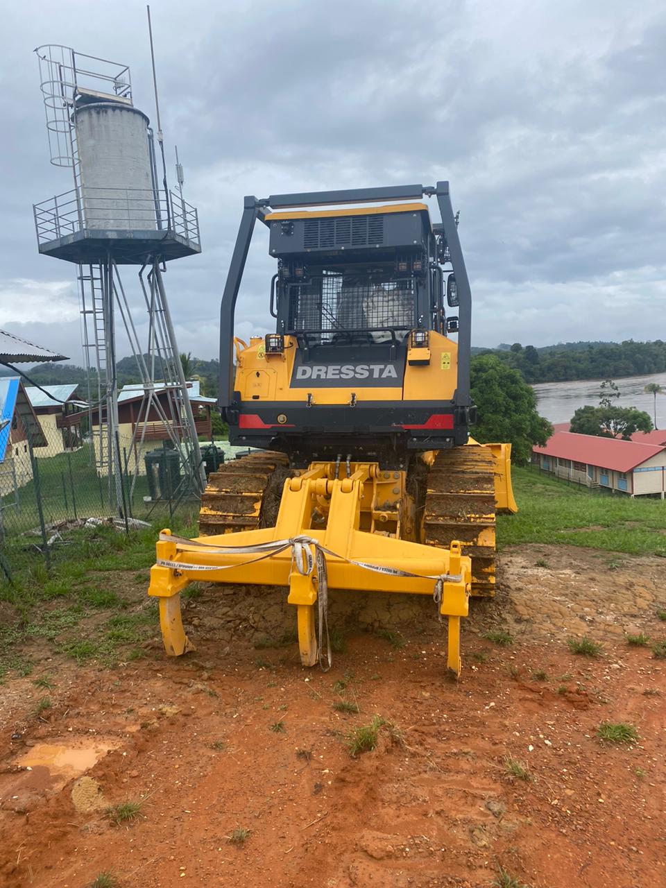 La commune de Grand-Santi vient de recevoir son bulldozer et sa pelle mécanique